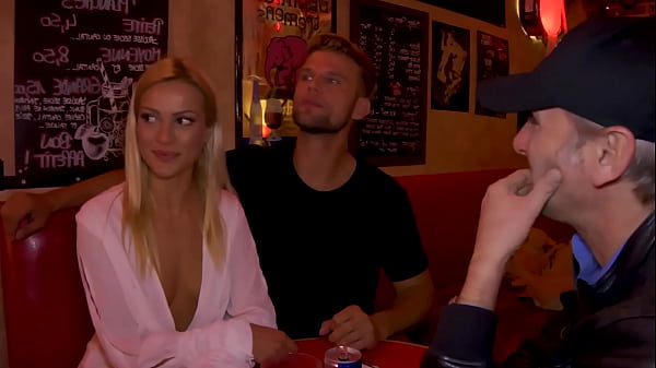 Cherry Kiss, blonde très coquine, aime la baise !